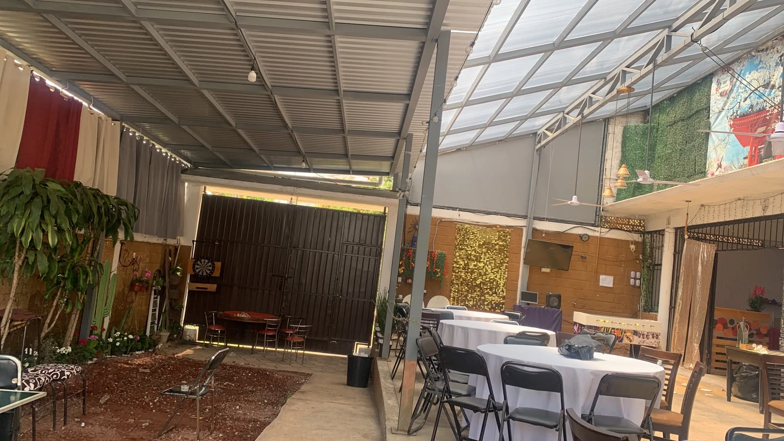 Vista panorámica de la terraza techada de Lucy con mesas preparadas